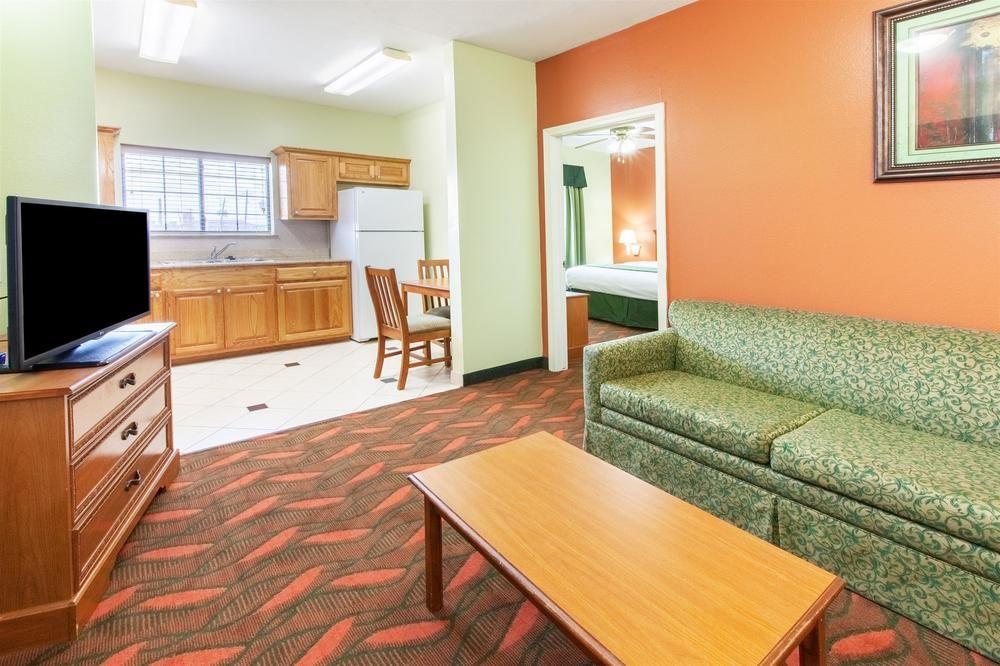 Days Inn & Suites By Wyndham Houston Hobby Airport Exterior foto