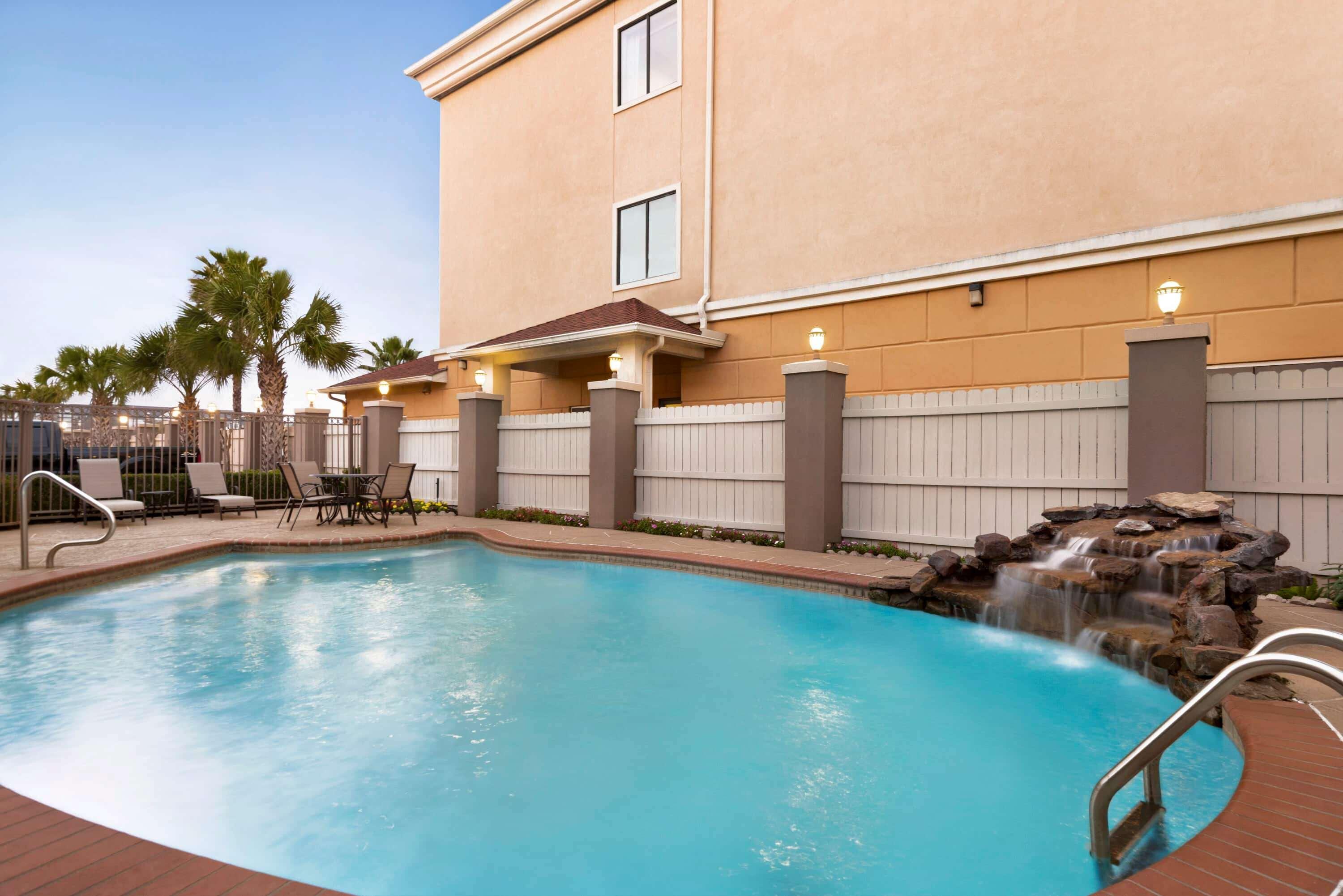 Days Inn & Suites By Wyndham Houston Hobby Airport Exterior foto
